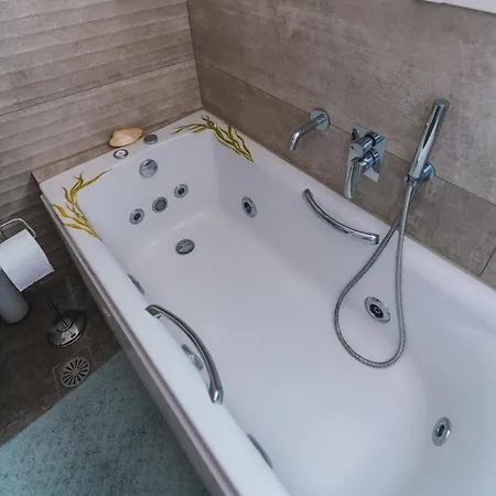 Lux House With Outdoor Jacuzzi And Sea View In Santorini Emporio (Santorini)
