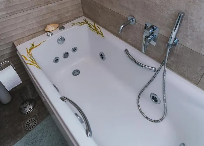 Lux House With Outdoor Jacuzzi And Sea View In Santorini Emporio (Santorini)