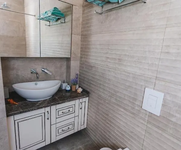 Lux House With Outdoor Jacuzzi And Sea View In Santorini